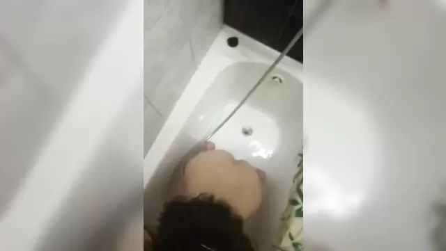 دختر مو مشکی زانو زده یه ساک حسابی خیس و کثیف به پسره می زنه.