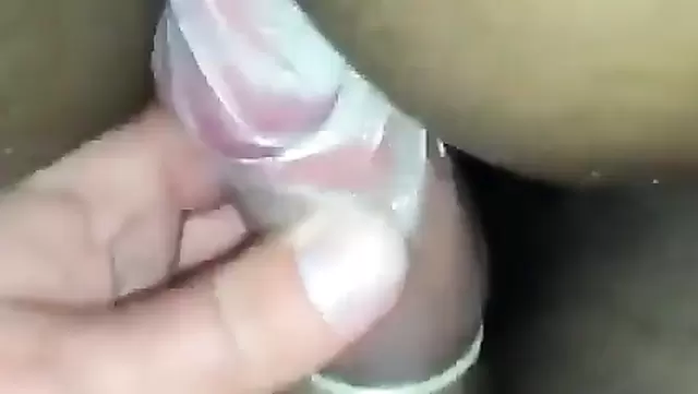 رجل أوزبكي ينيك امرأة أخرى بالواقي الذكري