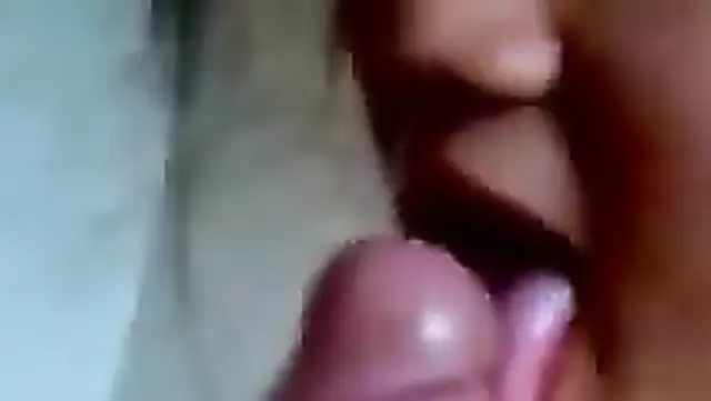 دختر خوشگل داره سر کیر ازبک رو لیس می زنه.