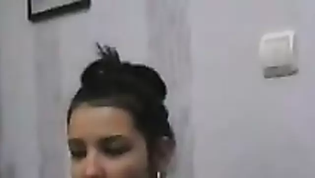 دختر جوون ازبک کون لختش رو نشون می ده.