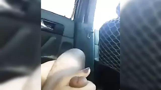 یه دختر جوون تو ماشین به یه مرد ازبک جق می زنه.